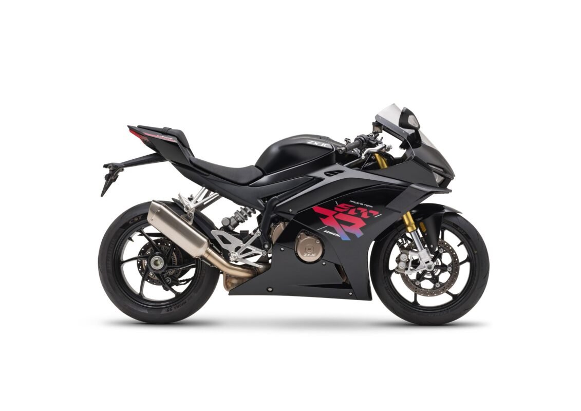 500rr-metallic-black-scaled-1-